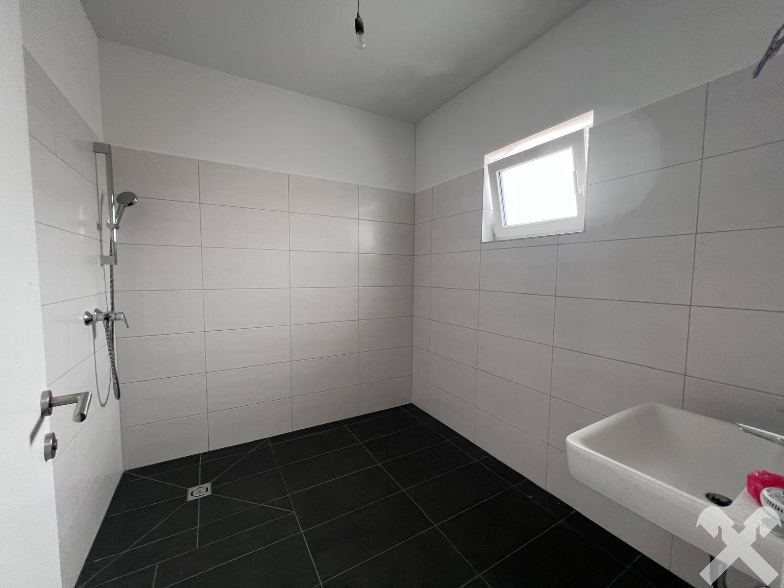 Badezimmer mit barrierefreier Dusche