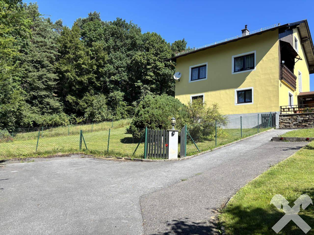 Zufahrtsbereich mit Parkplatz