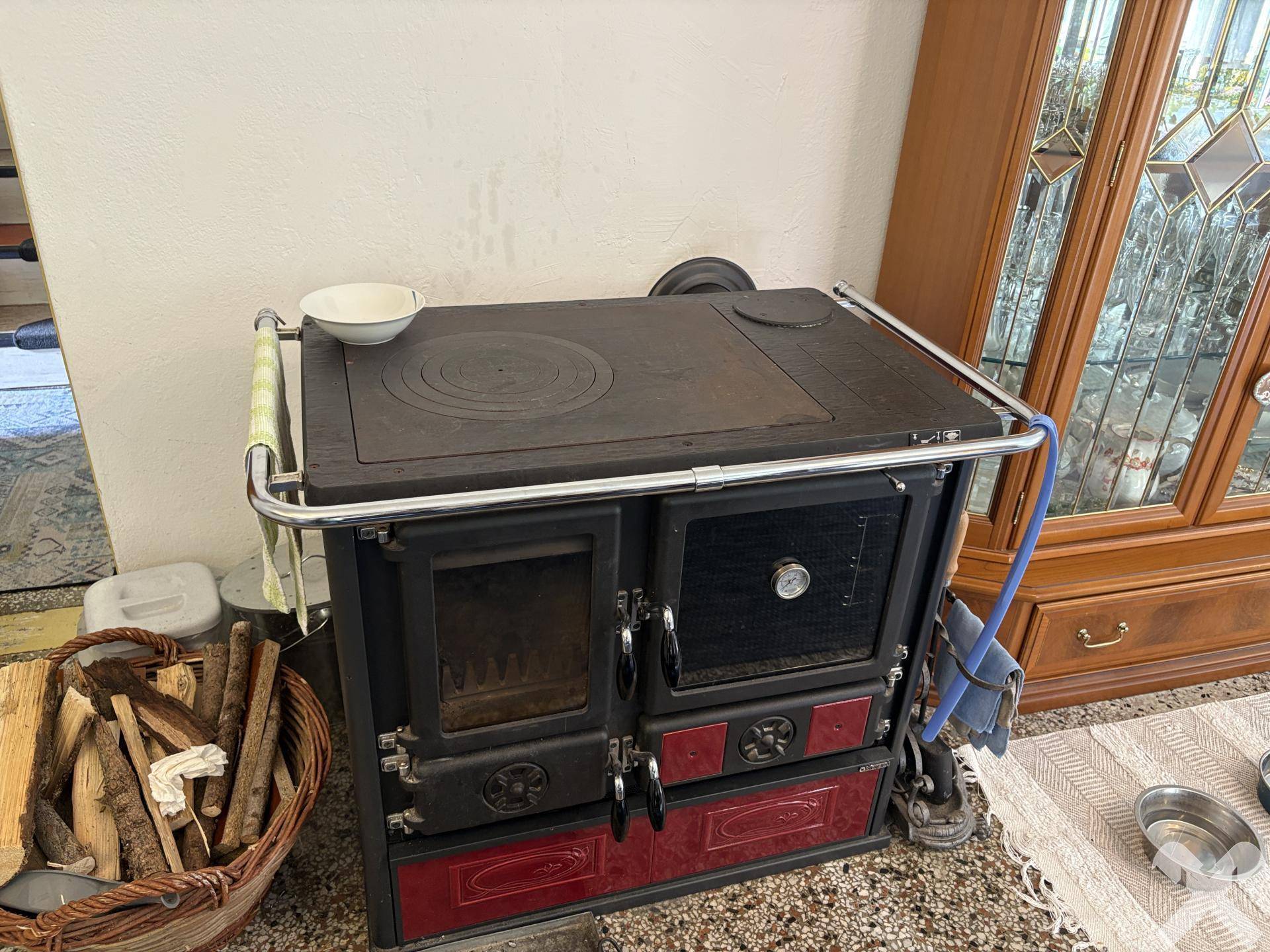 Traditioneller Holzofen im Wohnbereich, der Wärme und Gemütlichkeit spendet.