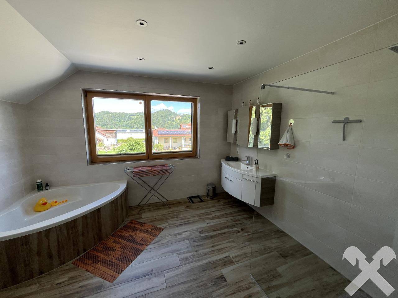 Badezimmer mit Eckwanne OG