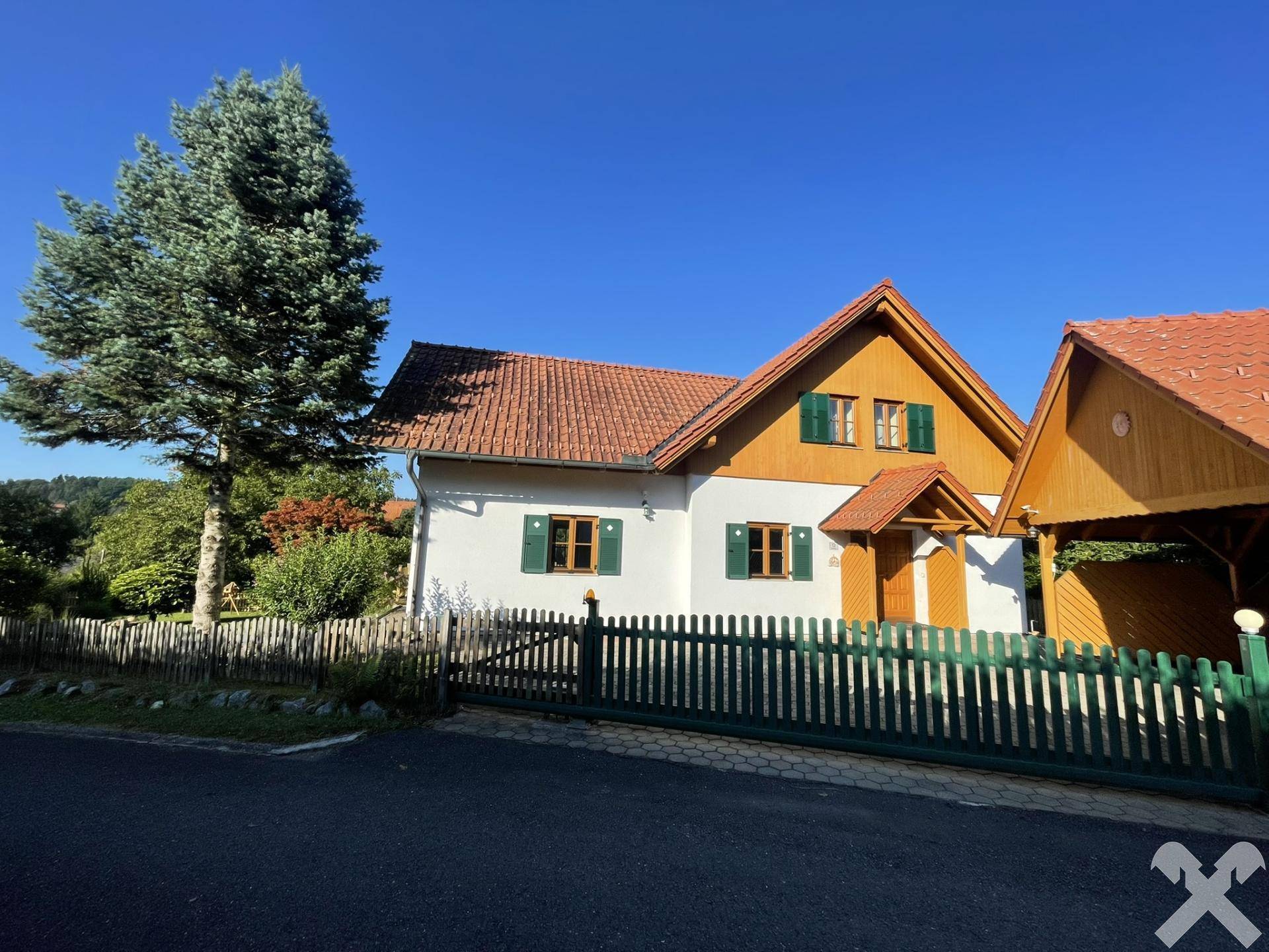 Außenansicht / Einfahrt mit Carport