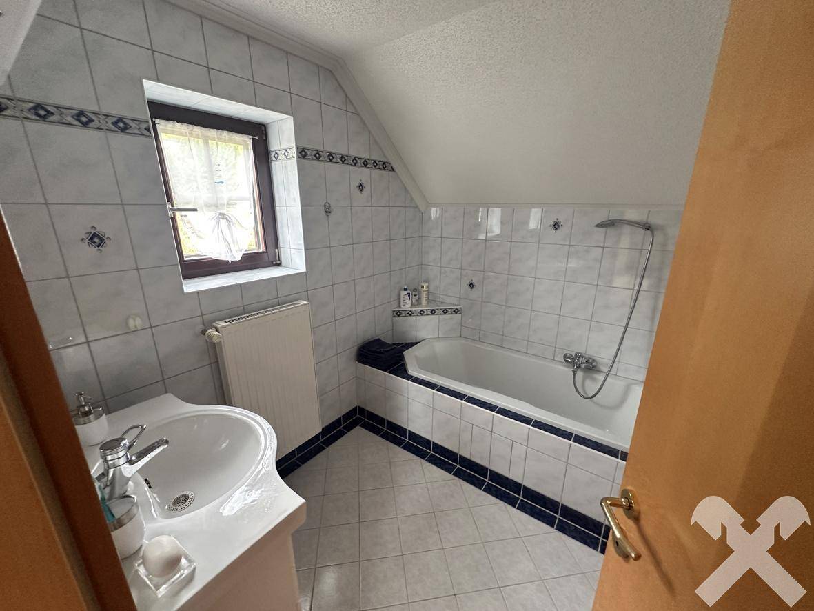 2. Badezimmer mit Wanne im Dachgeschoß