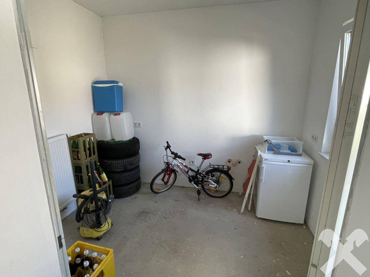 Abstellraum neben Garage