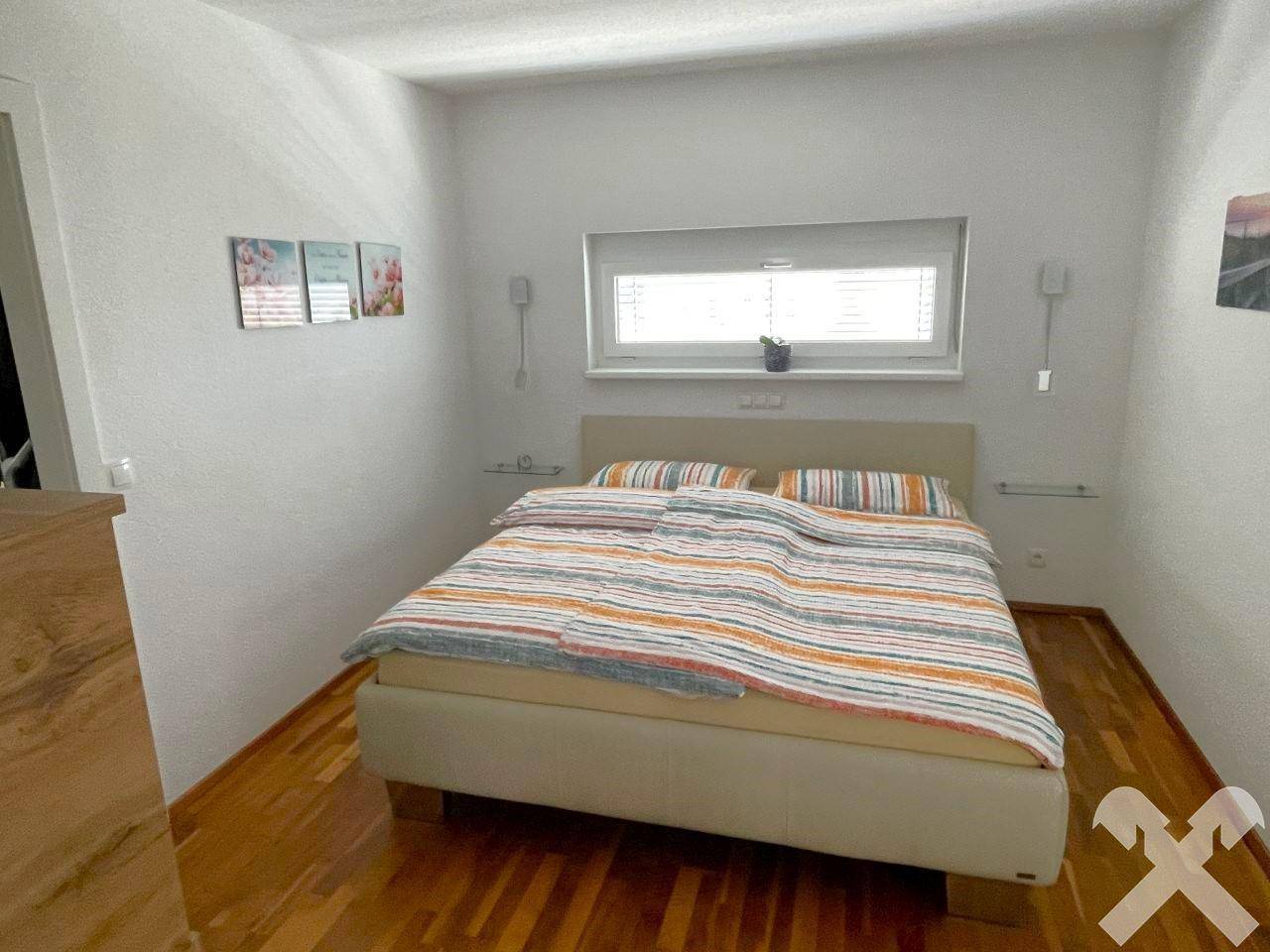Schlafzimmer mit Schrankraum