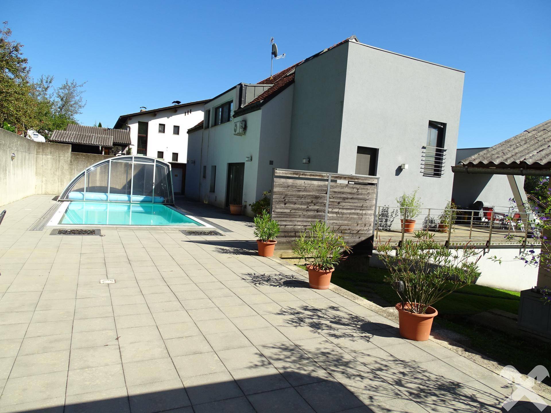 Außenbereich mit Poolanlage