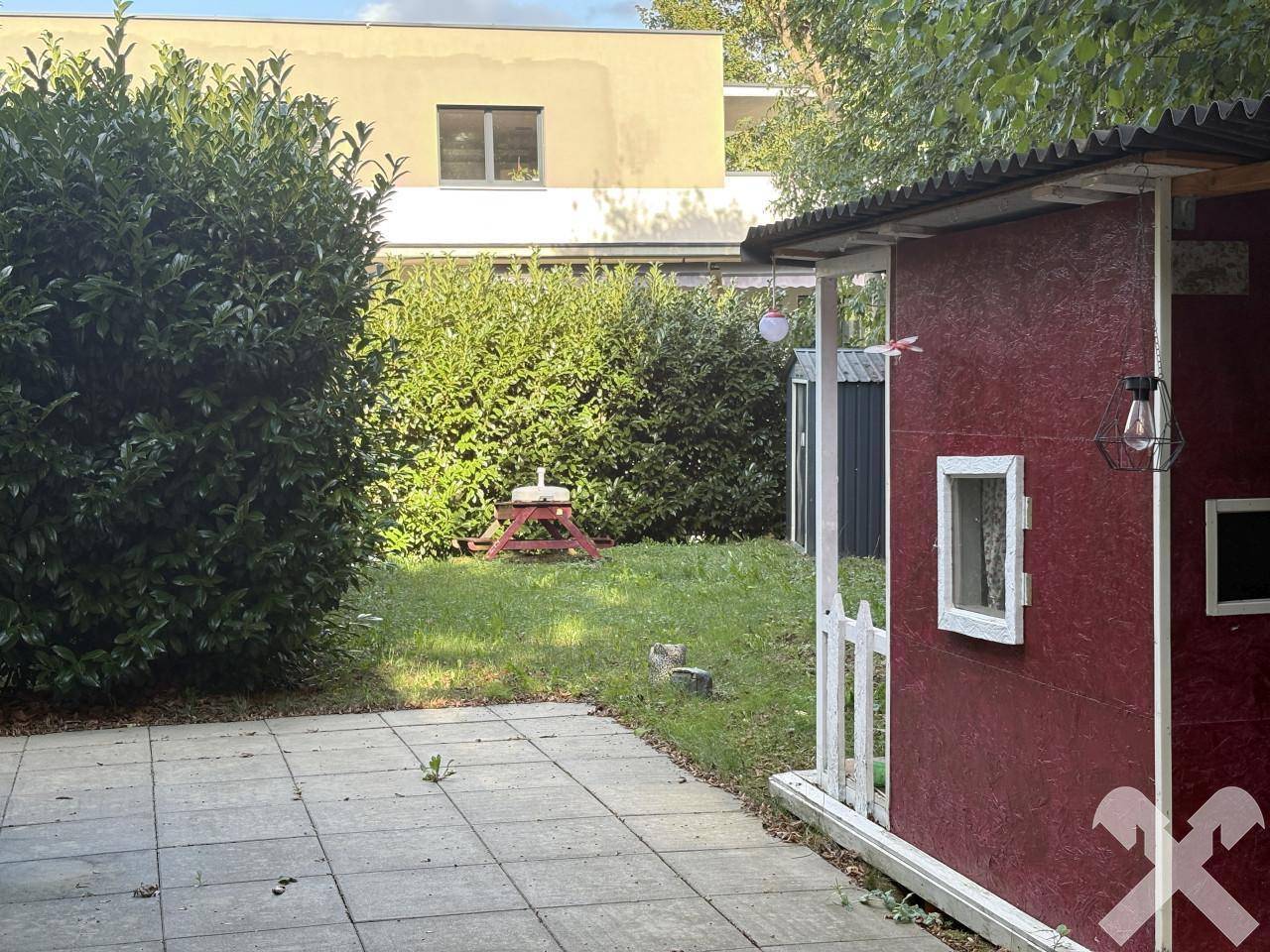 Terrasse mit Spielhaus