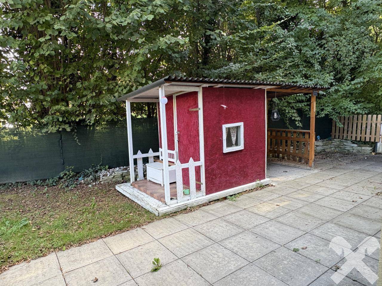Terrasse mit Spielhaus