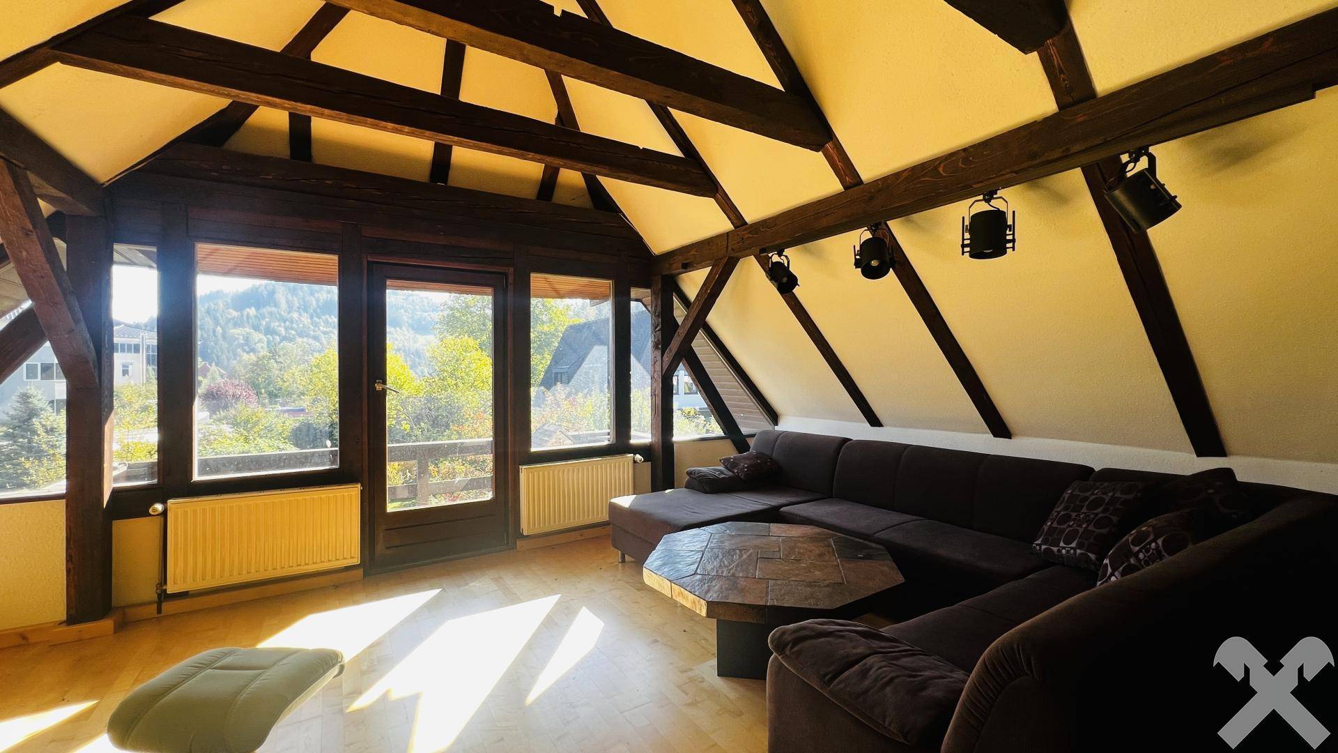 Wohnzimmer mit Balkon