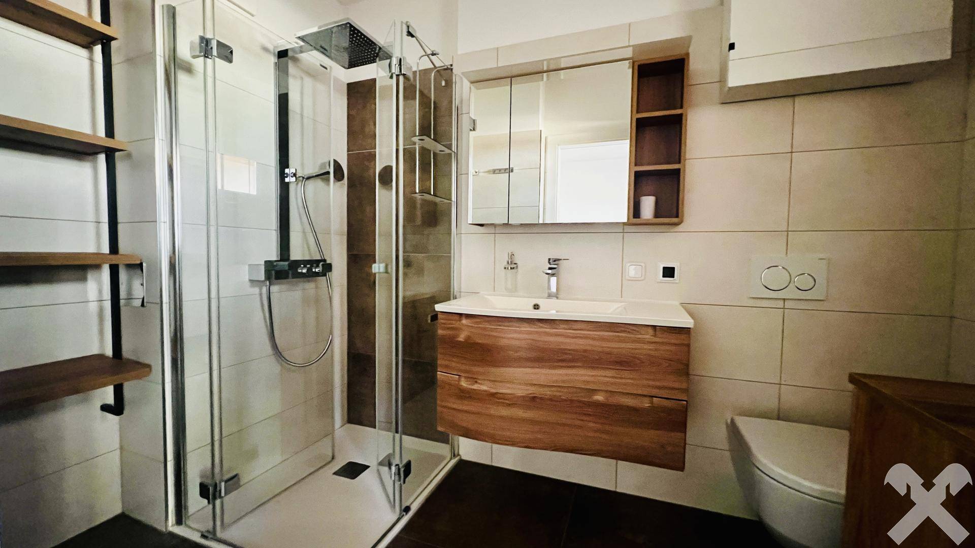 Modernes Badezimmer mit begehbarer Dusche, Holzwaschtisch und hellen Fliesen.