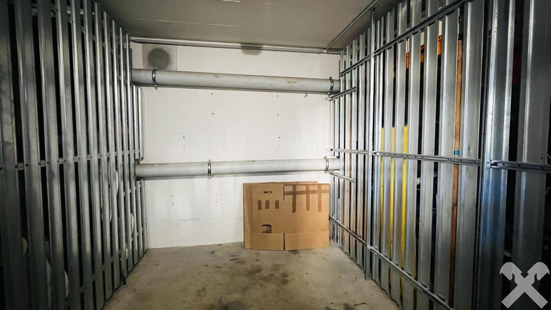 Praktischer Abstellraum mit Metallregalen und ausreichend Platz für Lagerung.