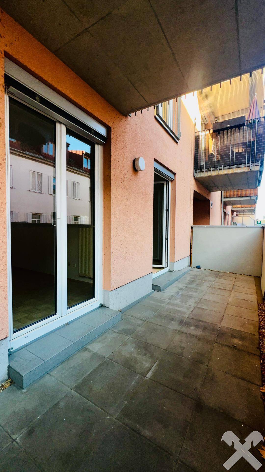 Gepflasterte Terrasse im Erdgeschoss mit direktem Zugang zum Innenbereich.