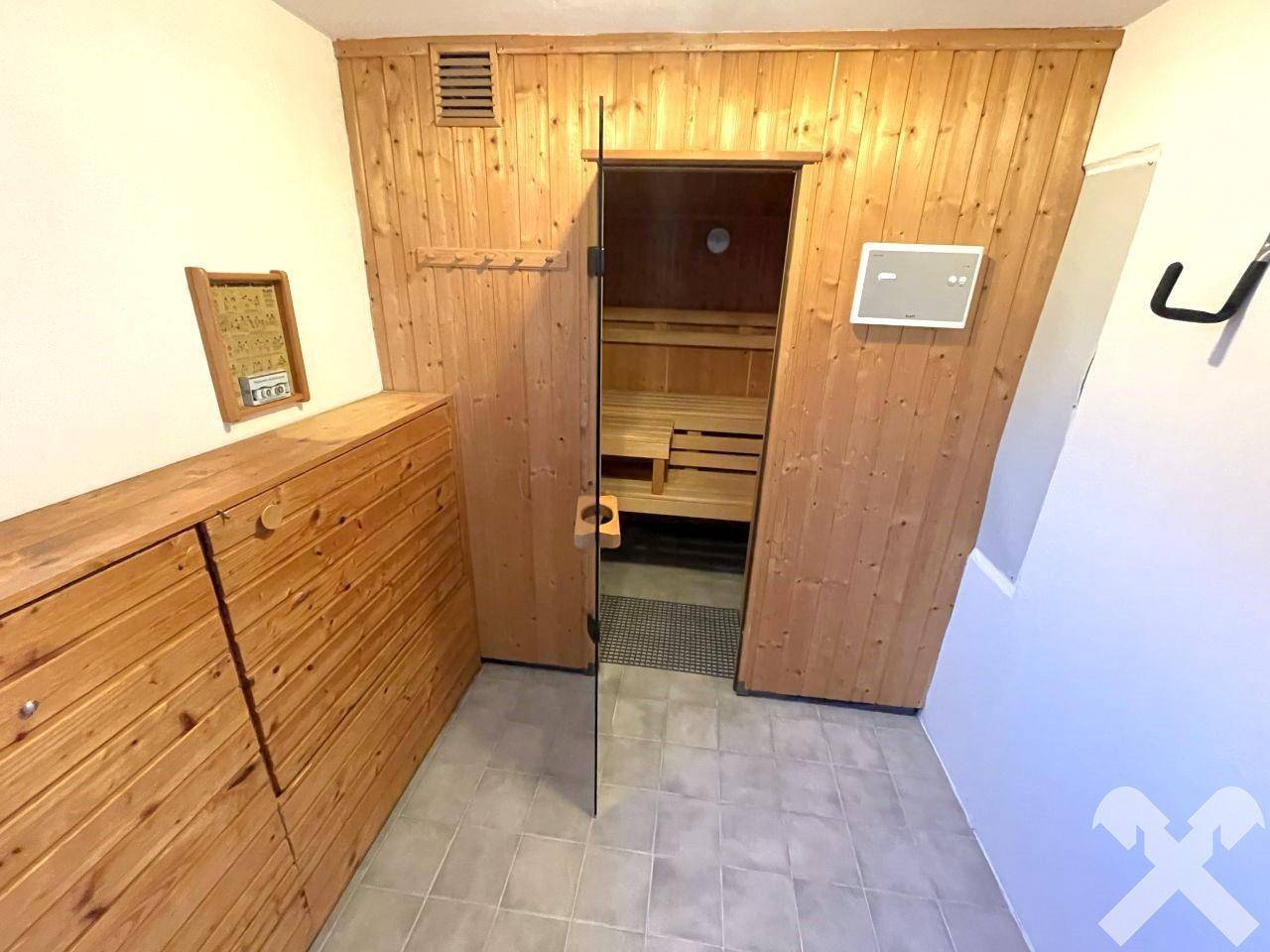 Gemütliche Holzsauna im Wellnessbereich, ideal zur Entspannung nach einem langen Tag.