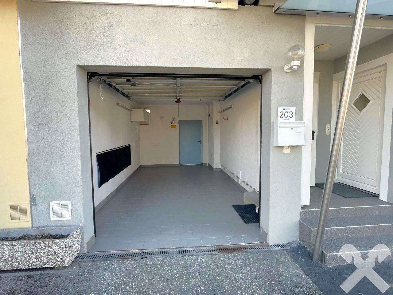 Offene Garage mit direktem Zugang zum Haus, bietet sicheren Stellplatz.
