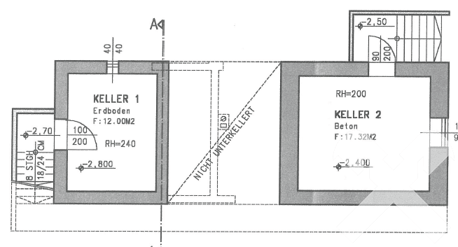 Grundriss des Kellergeschosses mit zwei Kellerräumen und Treppenabgang.