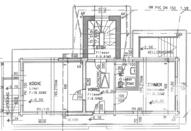 Grundriss des Erdgeschosses mit Küche, Zimmer und Treppenaufgang.