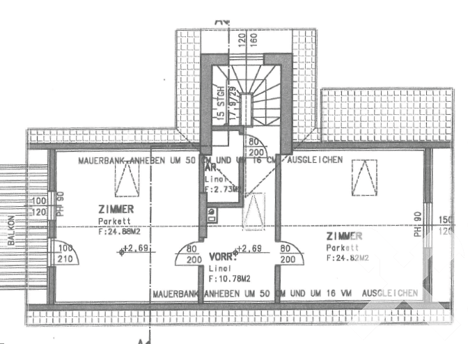 Grundriss des Obergeschosses mit zwei Zimmern, Balkon und Treppenhaus.