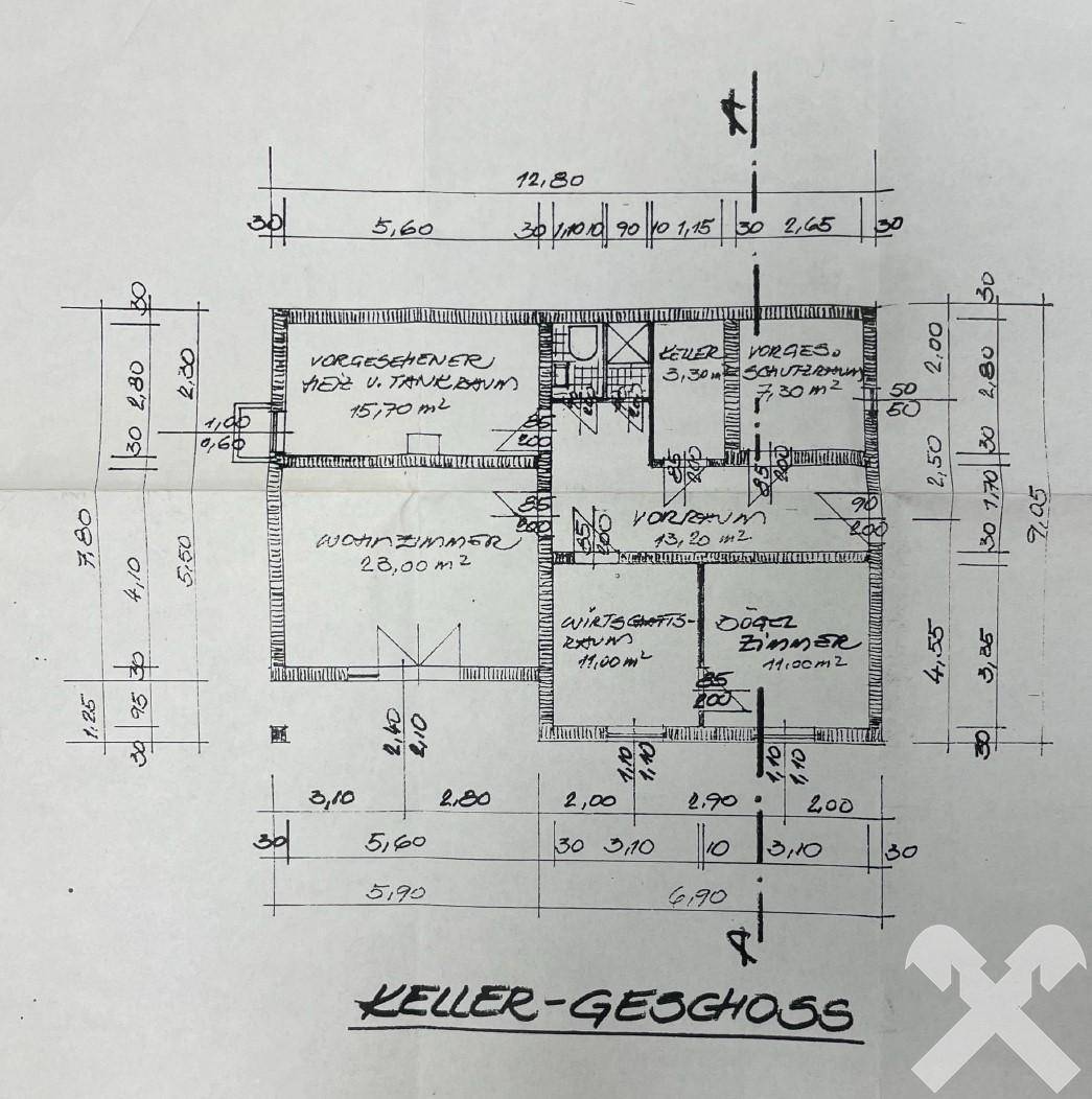 Grundriss des Kellergeschosses mit Wohnzimmer, Vorraum und weiteren Räumen.