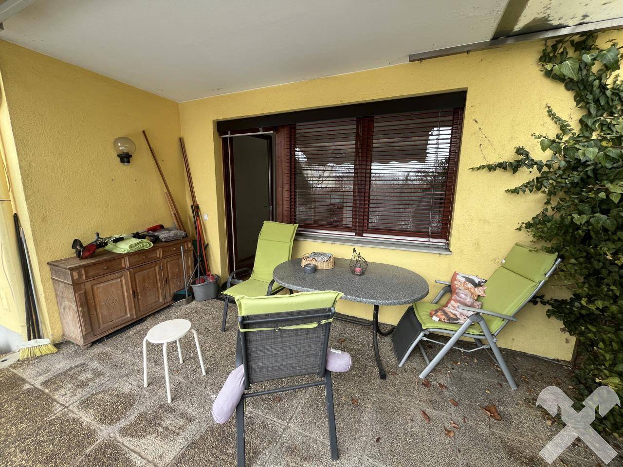 Terrasse mit Sitzgelegenheiten und Blick auf den Gartenbereich.