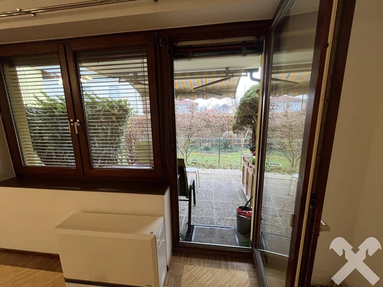 Tür zum Außenbereich mit Blick auf die Terrasse und den Garten.