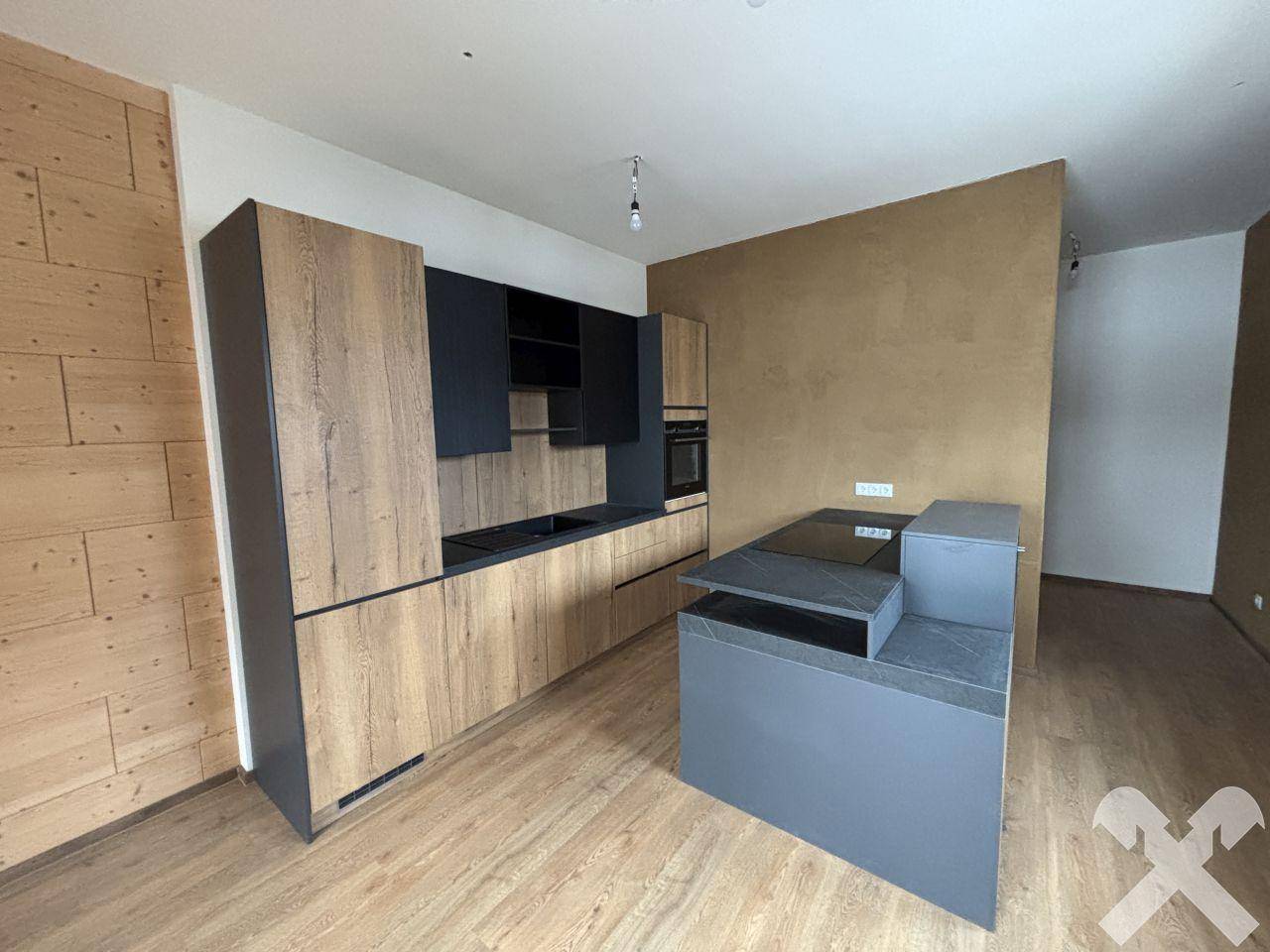 Moderne Einbauküche mit Holz- und dunklen Fronten, Kochinsel und integrierten Geräten.