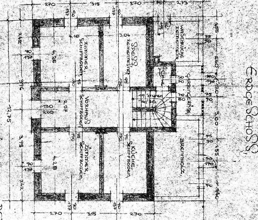 Handgezeichneter Grundriss des Erdgeschosses mit Zimmern und Treppenhaus.