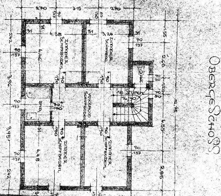 Handgezeichneter Grundriss des Obergeschosses mit Zimmern und Treppenhaus.