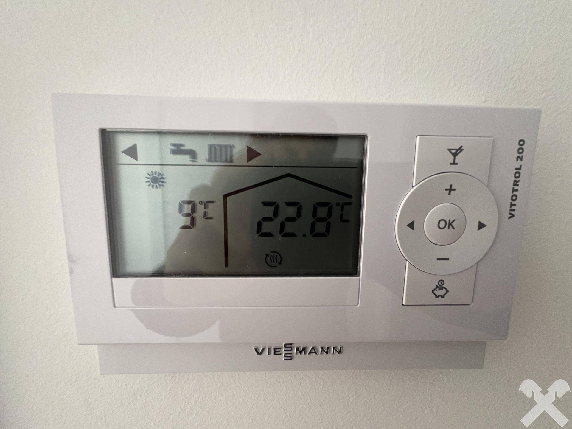 Modernes Viessmann Vitotrol 200 Thermostat zur Steuerung der Raumtemperatur und Heizung.