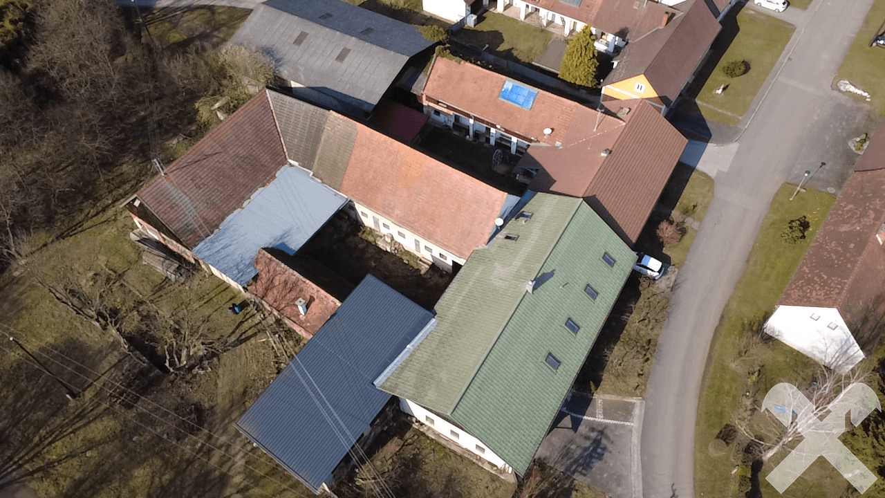 Übersichtliche Luftaufnahme des Anwesens mit mehreren Gebäuden und ländlicher Umgebung.