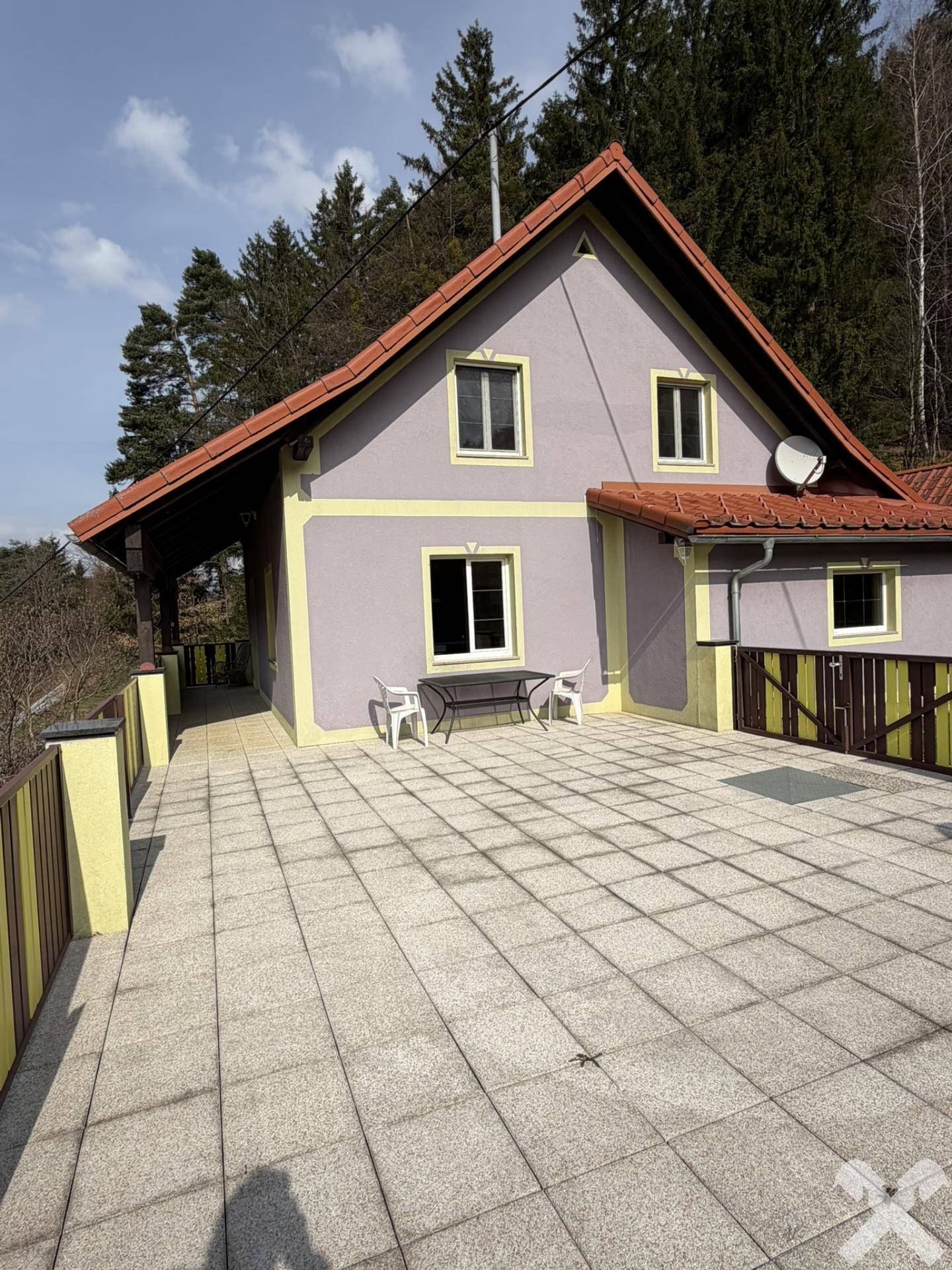Geräumige Sonnenterrasse mit Fliesenboden und einfacher Bestuhlung, ideal zum Entspannen.