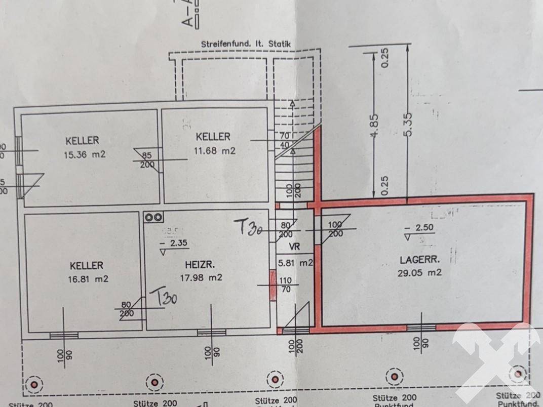 Grundriss des Kellergeschosses mit mehreren Kellerräumen, Heizraum und Lager.