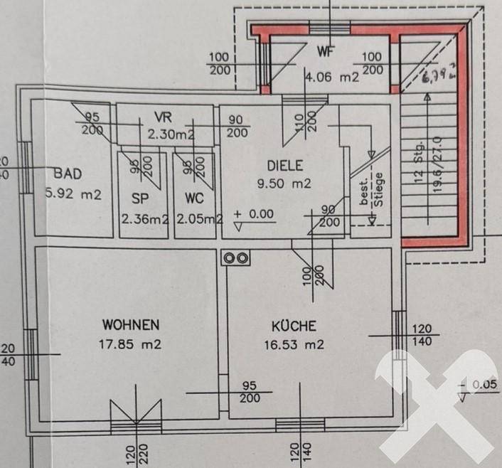 Grundriss des Erdgeschosses mit Wohnzimmer, separater Küche, Bad und WC.