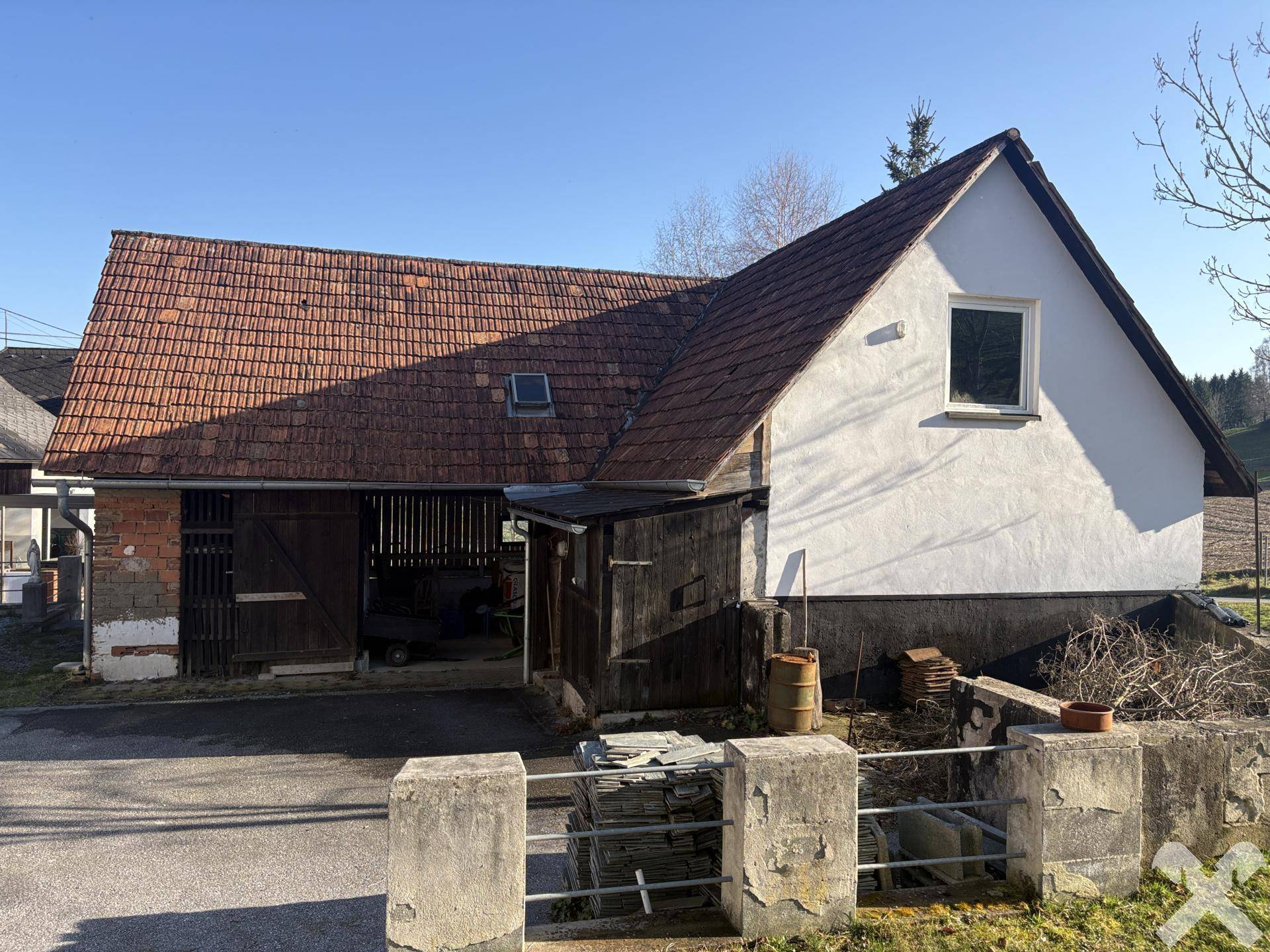 Liegenschaft mit Wirtschaftsgebäude und großem Grundstück in ruhiger Lage – pohled 2