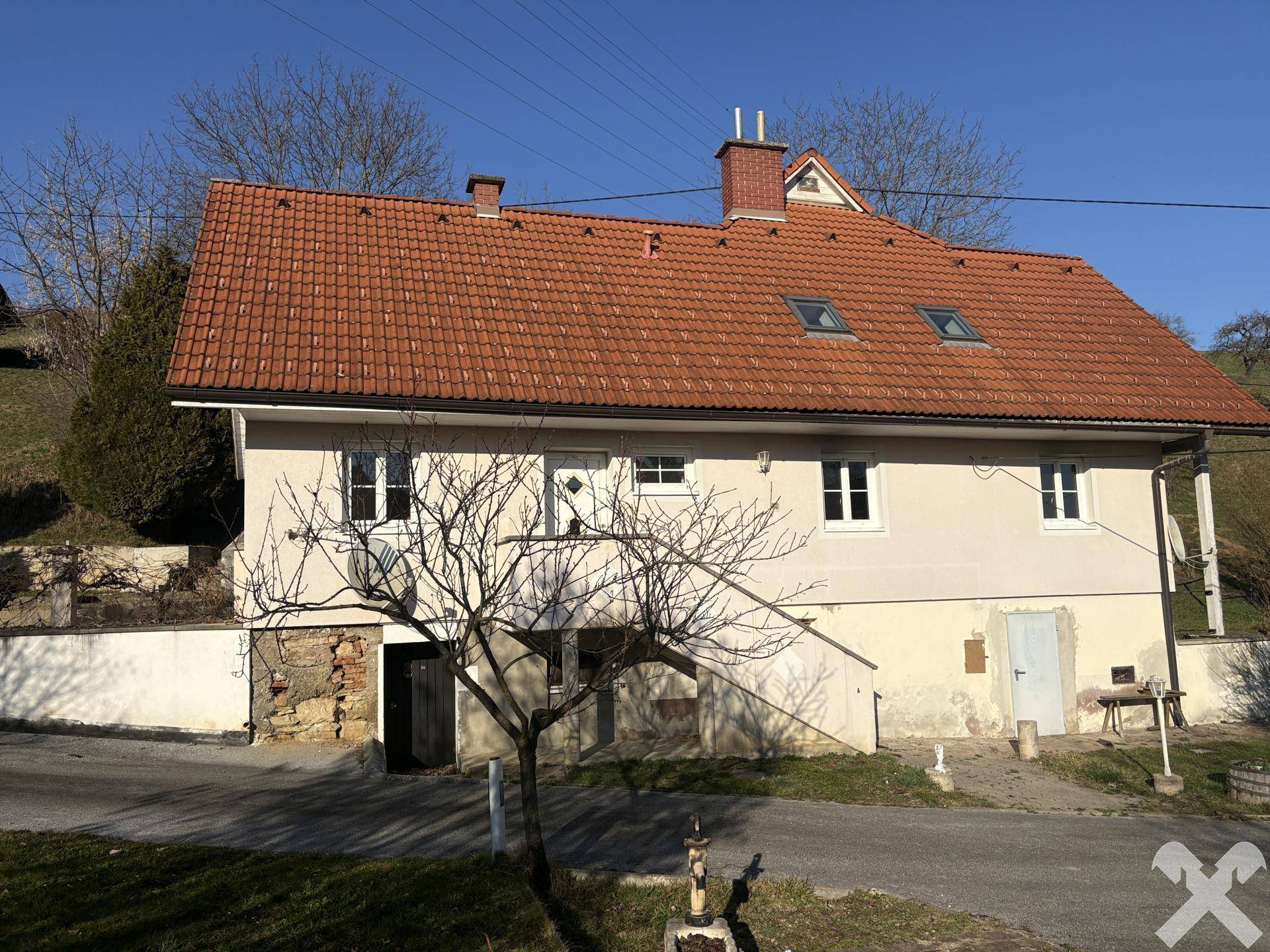 Liegenschaft mit Wirtschaftsgebäude und großem Grundstück in ruhiger Lage – pohled 3