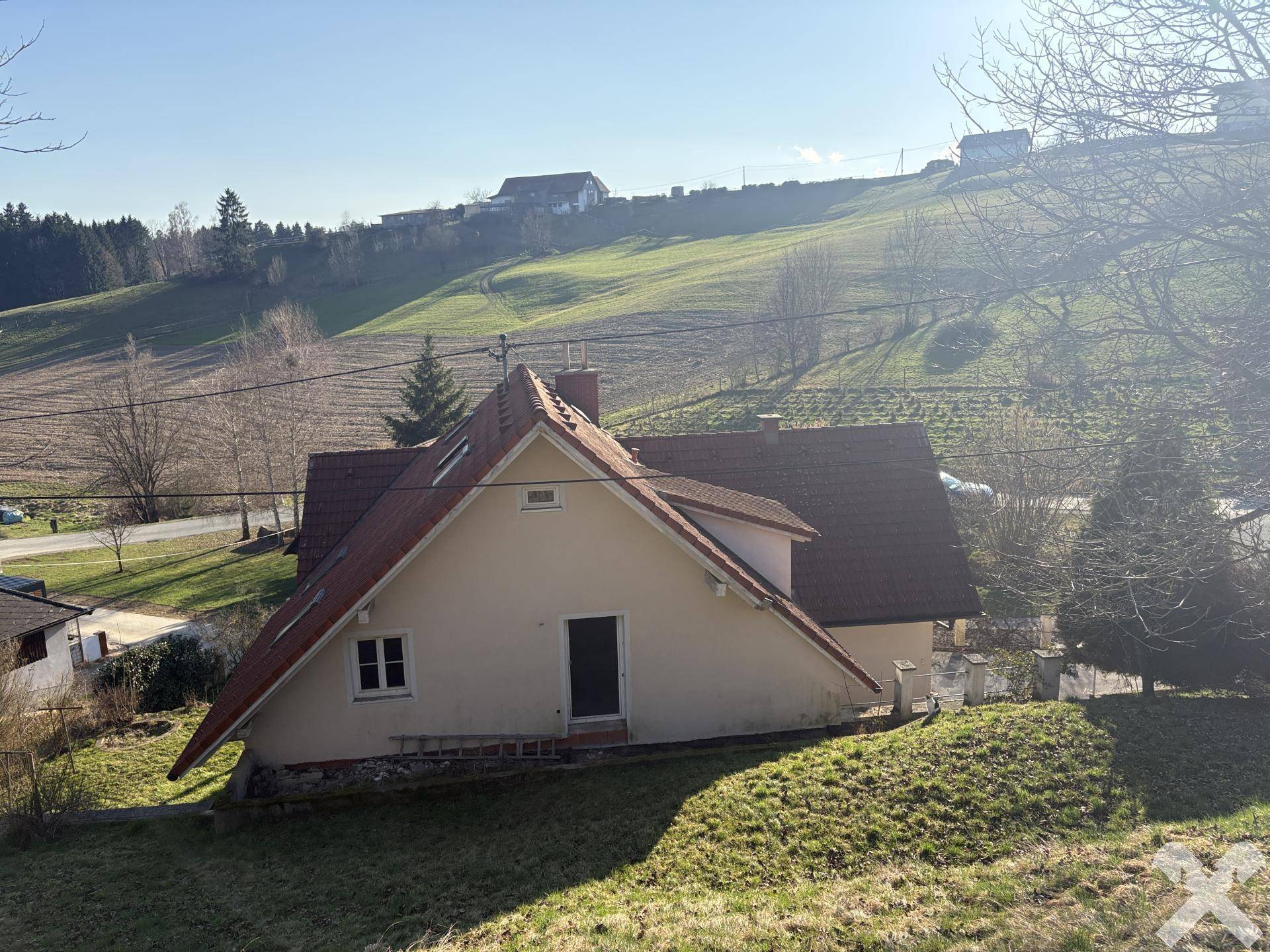 Liegenschaft mit Wirtschaftsgebäude und großem Grundstück in ruhiger Lage – pohled 6