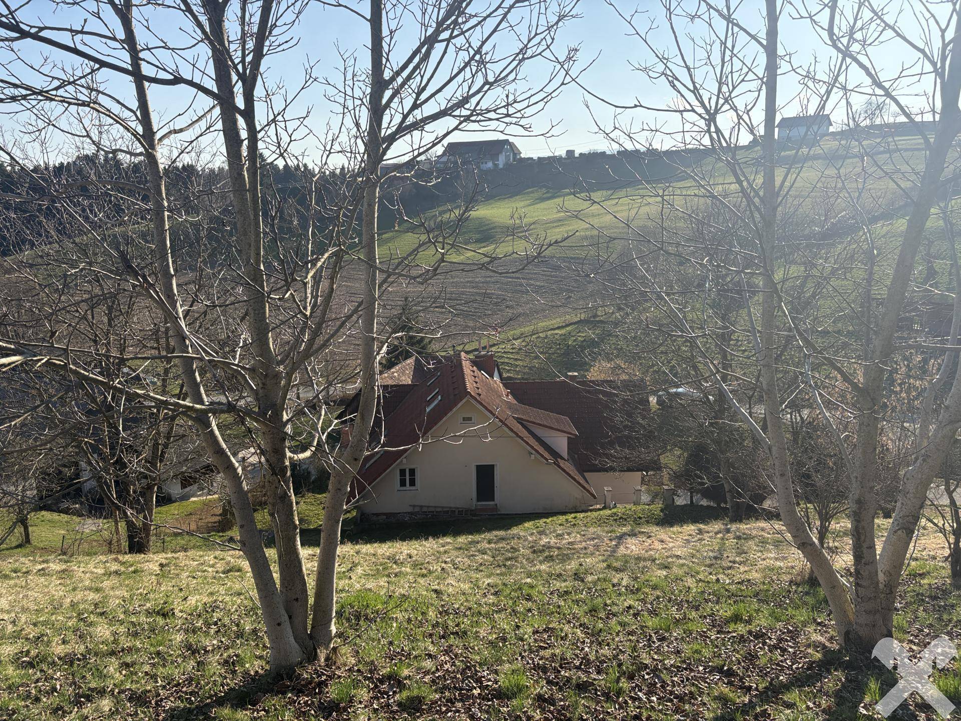 Liegenschaft mit Wirtschaftsgebäude und großem Grundstück in ruhiger Lage – další