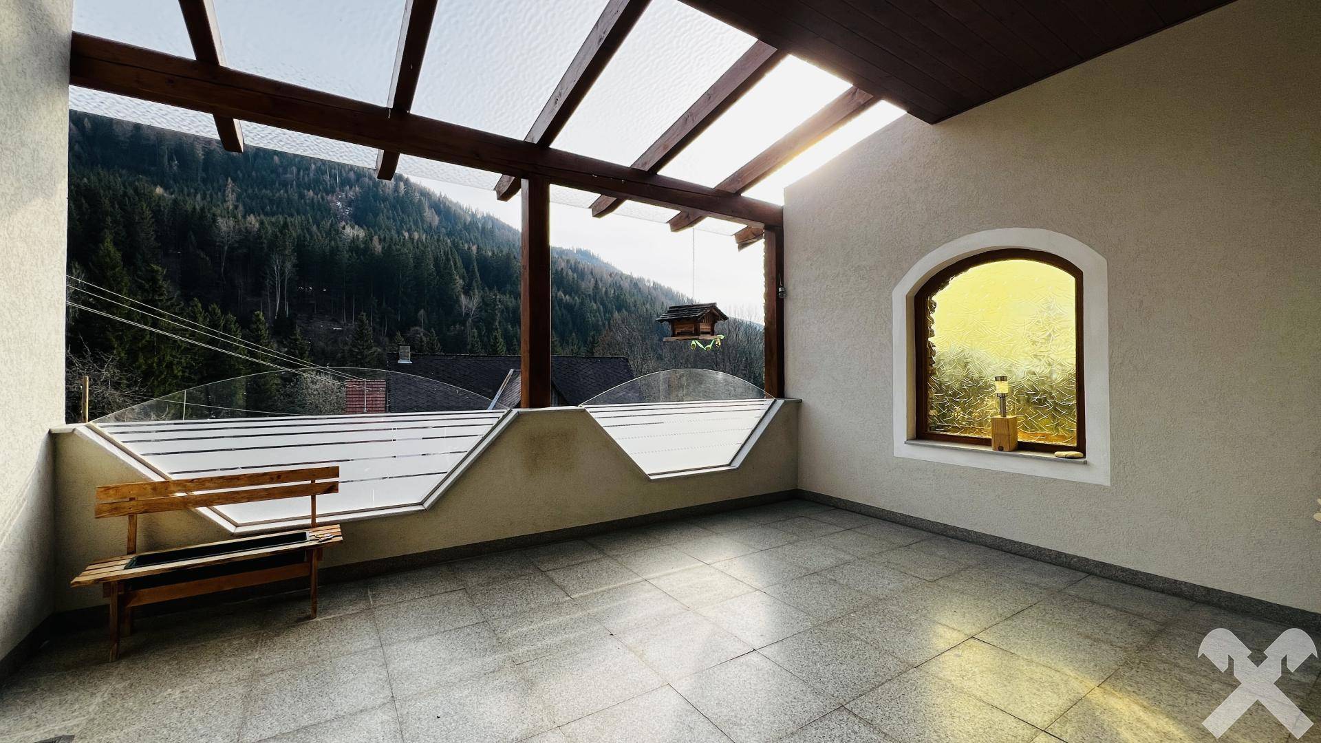 Überdachte Terrasse mit Bergblick, ideal für entspannte Stunden im Freien.