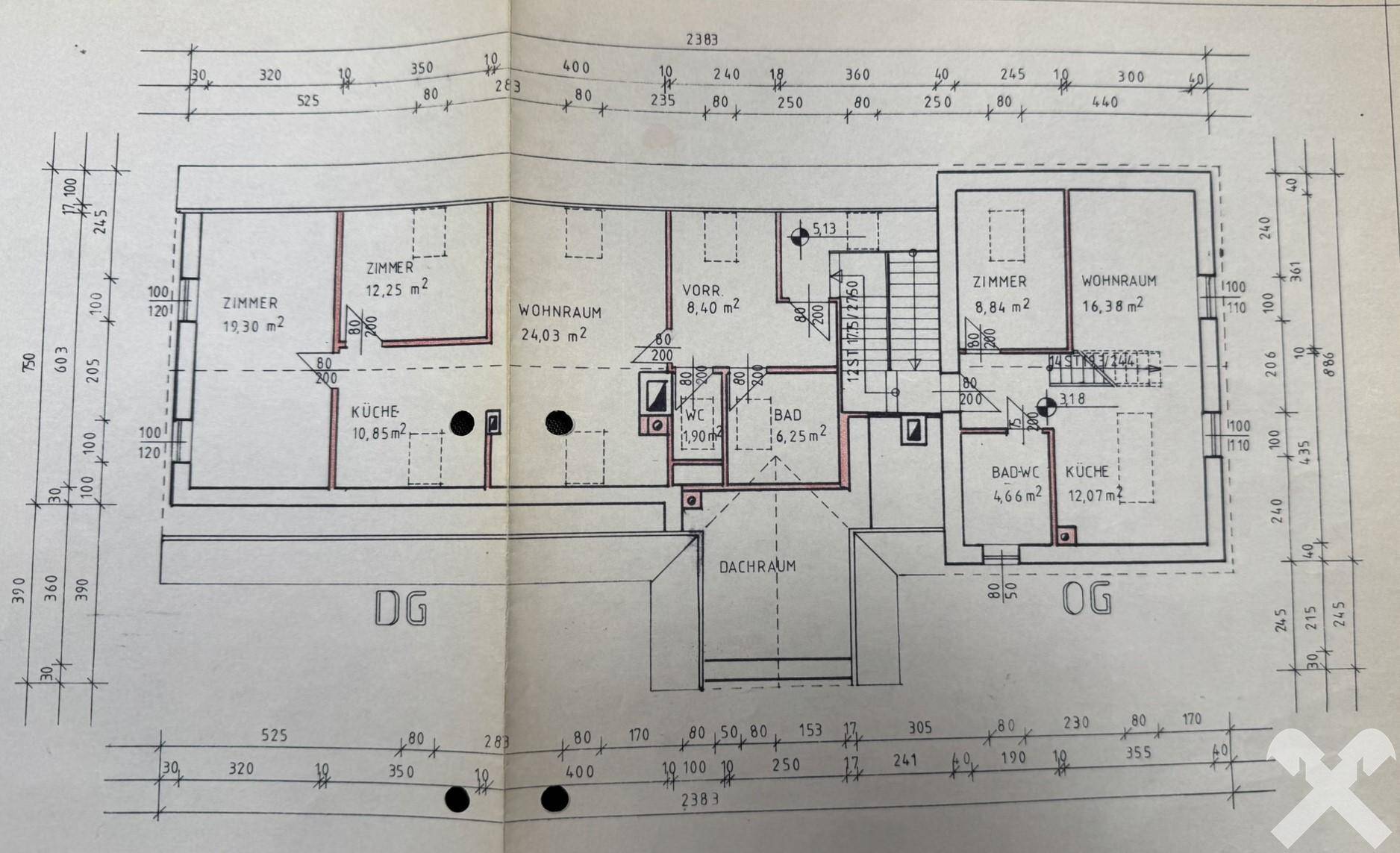 Grundriss des Dachgeschosses und eines weiteren Obergeschosses mit Zimmern und Bädern.