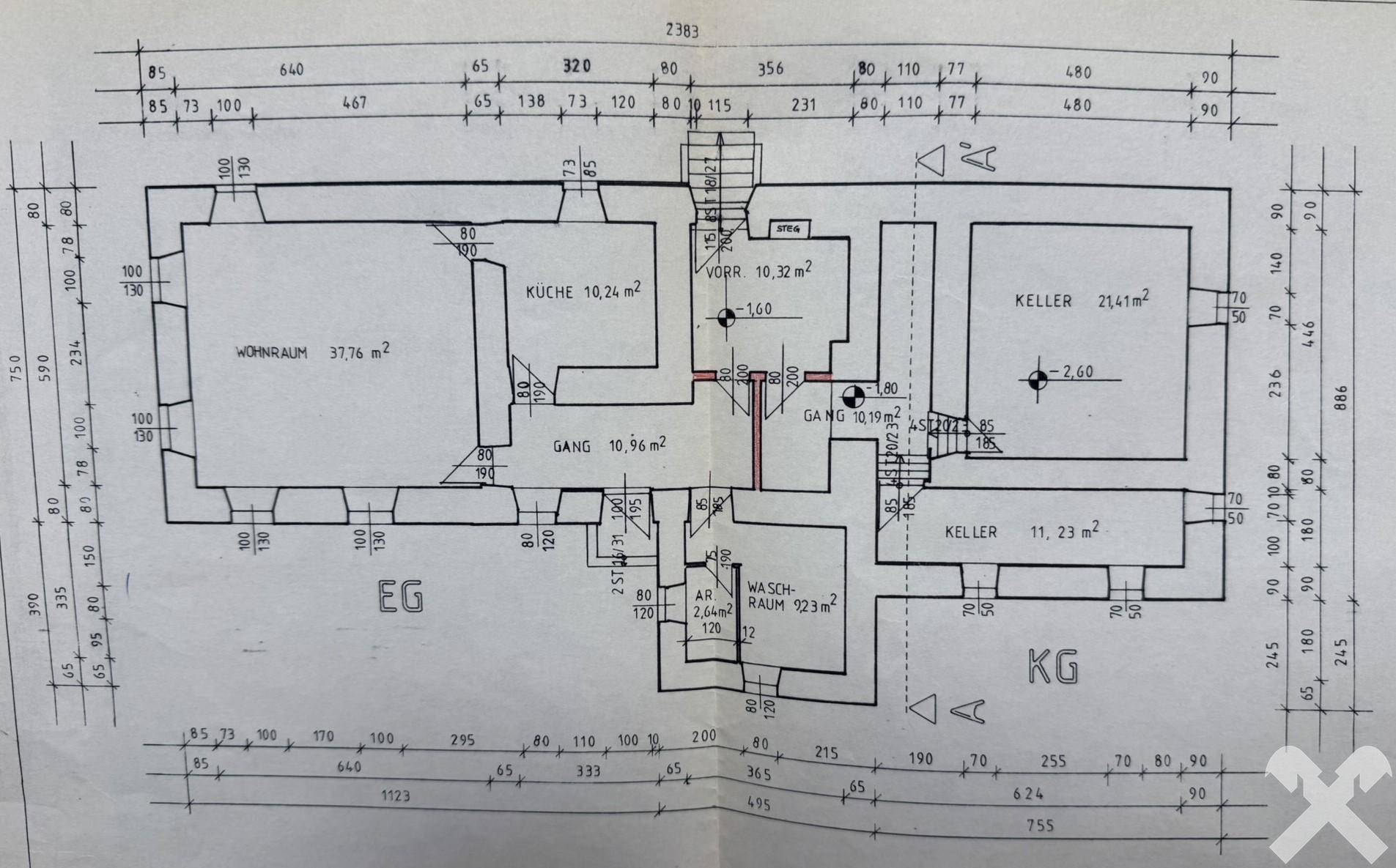 Grundriss des Kellergeschosses mit Wohnraum, Küche und zwei Kellerräumen.