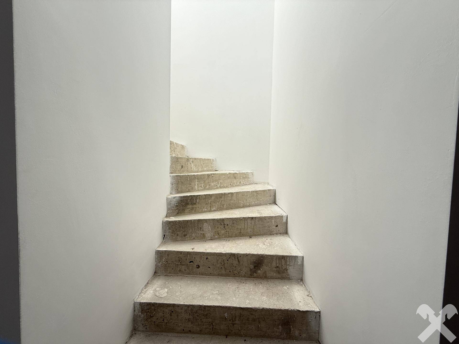 Betontreppe im Rohbauzustand, die in das obere Stockwerk führt.