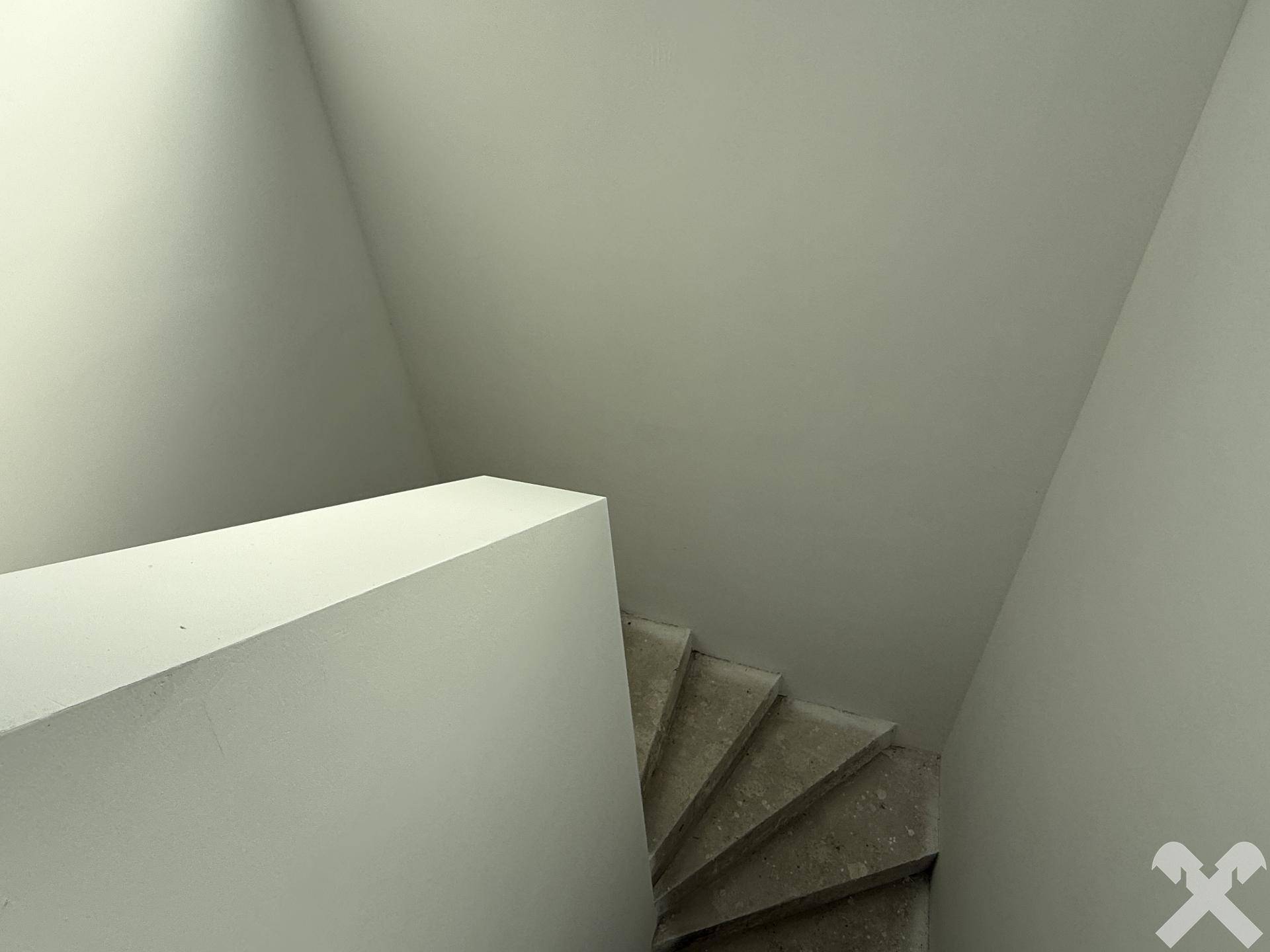 Blick von oben auf eine Betontreppe im Rohbauzustand.