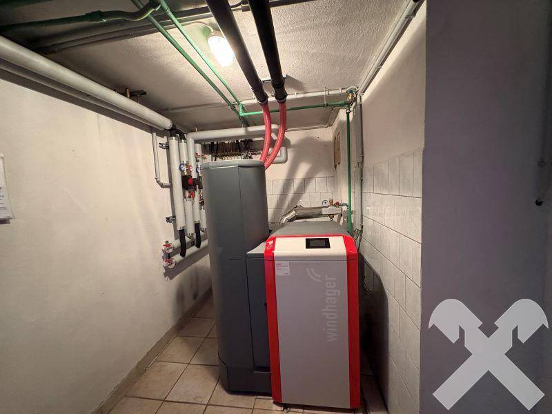 Heizungsraum im Keller mit moderner Windhager Heizungsanlage und Warmwasserspeicher.