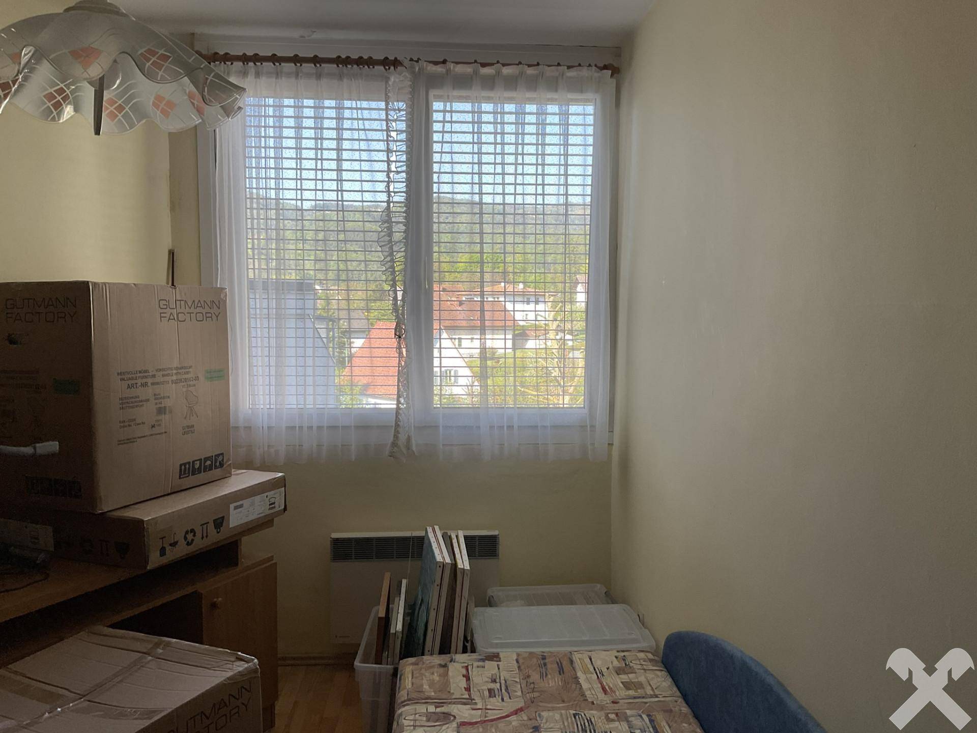 Helles Zimmer mit Fensterblick ins Grüne, derzeit als Abstellraum genutzt, bietet viel Potenzial.