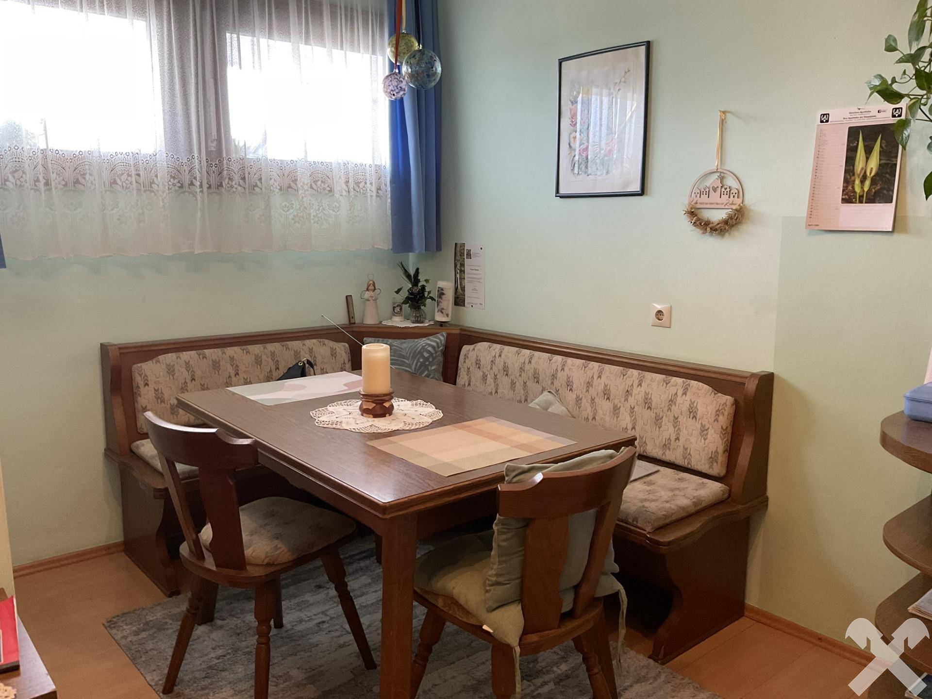 Gemütlicher Essbereich mit Eckbank und Holztisch, ideal für Familienmahlzeiten in entspannter Atmosphäre.
