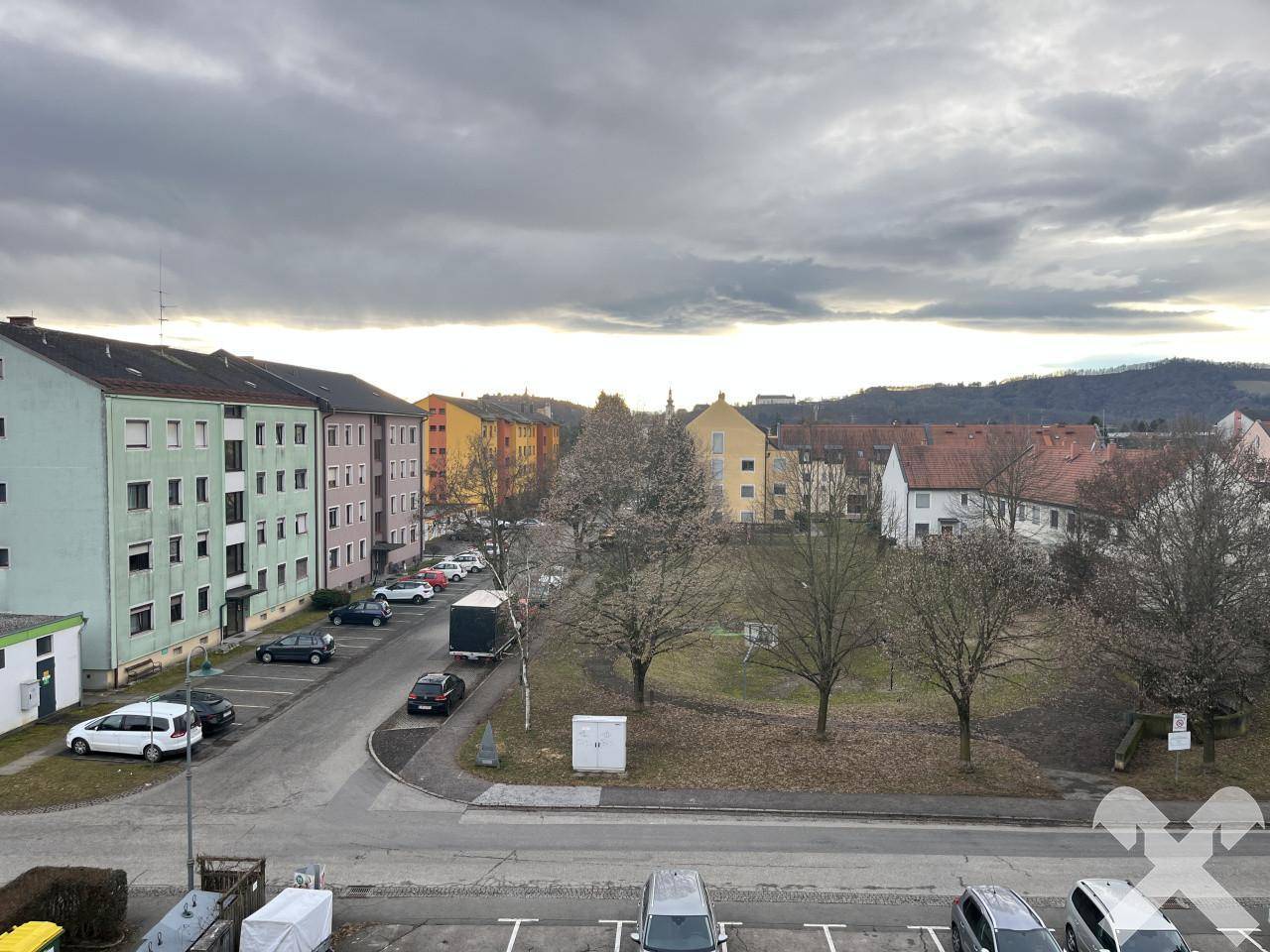 Weitläufiger Blick über die Wohnsiedlung mit Mehrfamilienhäusern und Grünflächen.