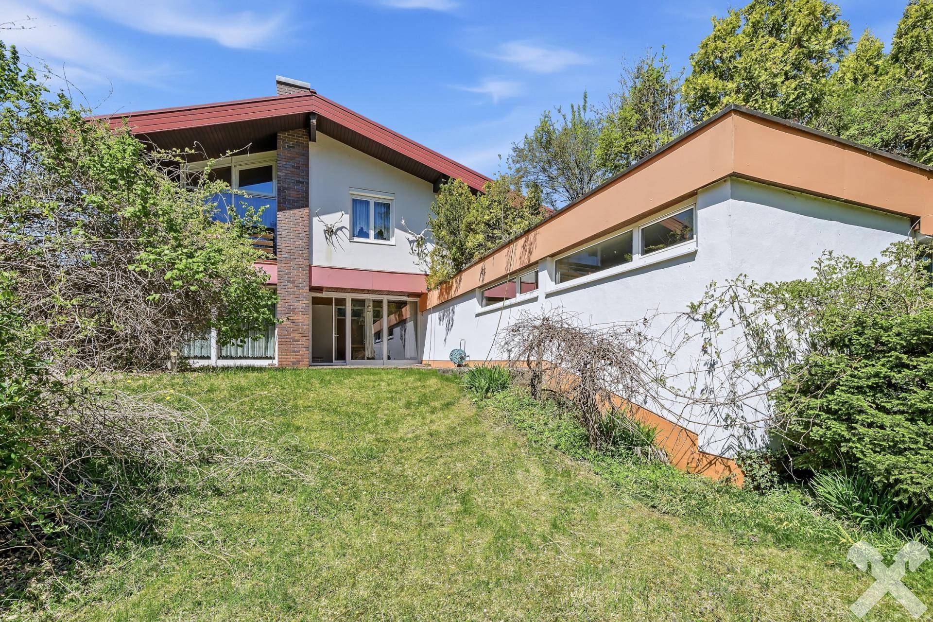 Großzügiges Einfamilienhaus mit weitläufigem Garten und moderner Architektur.