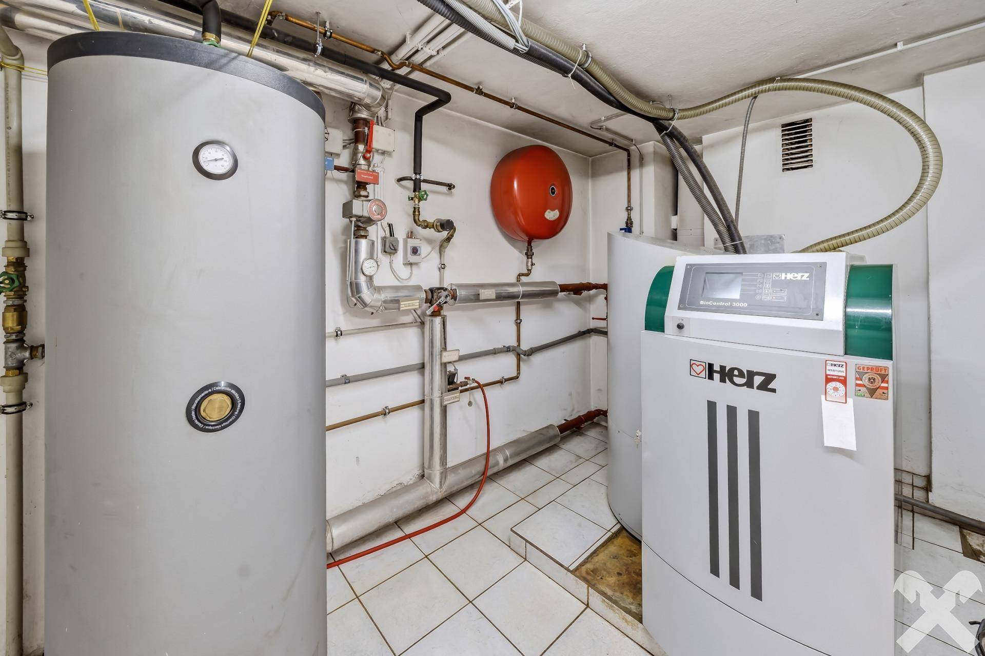 Heizungsraum mit modernen Heizkesseln und Warmwasserspeichern.