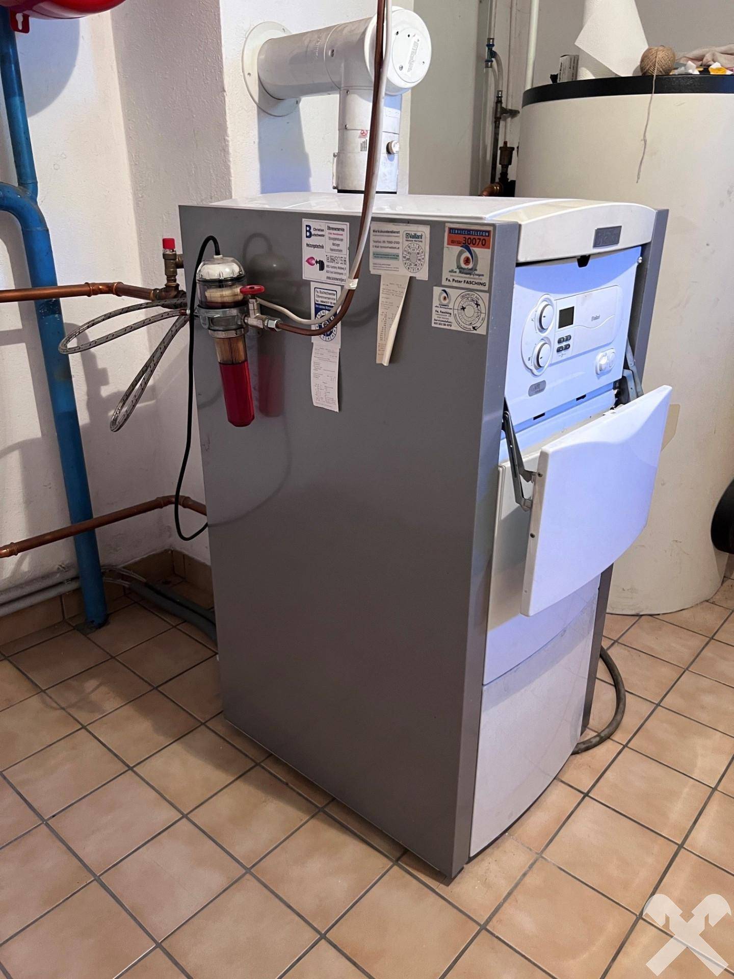 Heizungsraum mit moderner Heizungsanlage und Warmwasserspeicher.