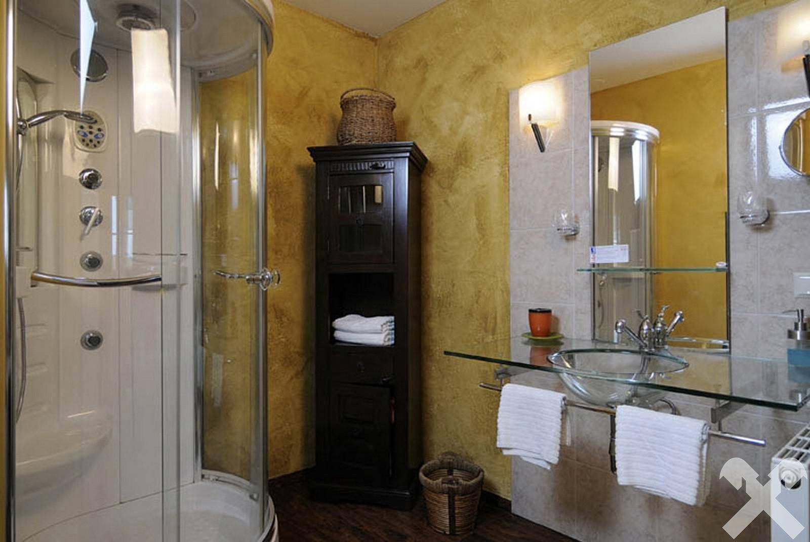 Modernes Badezimmer mit Glasduschkabine, stilvollem Waschbecken und strukturierten Wänden.