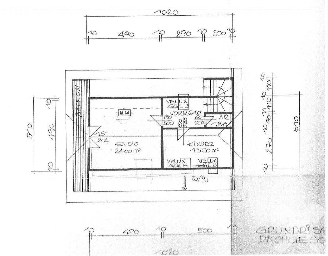 Grundriss des Dachgeschosses mit Schlafzimmern, Balkon und Treppenaufgang.