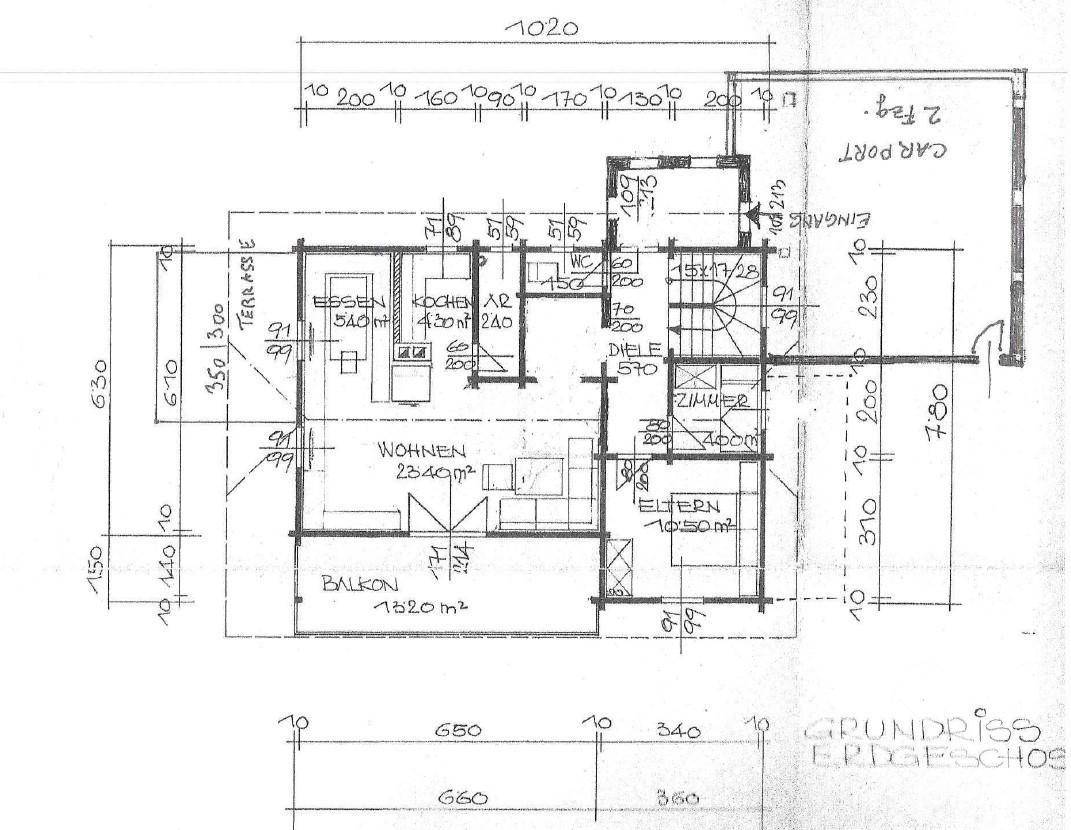 Grundriss des Erdgeschosses mit Wohn-, Ess- und Küchenbereich sowie Balkon und Terrasse.